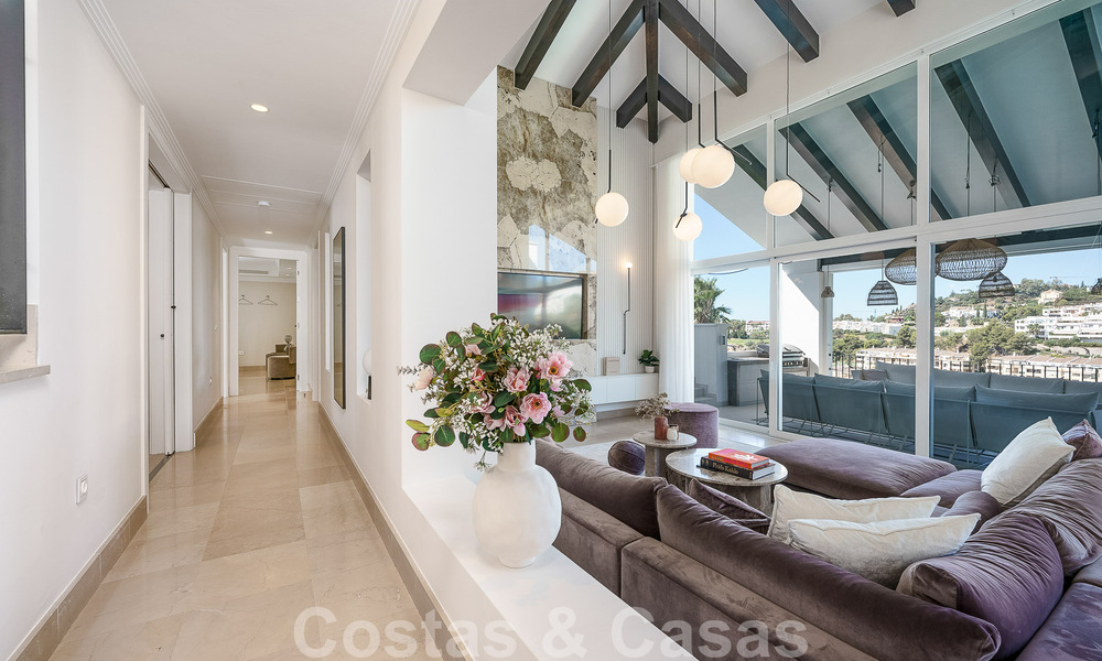Elegante, Spaanse luxevilla te koop met privé tennisbaan in een afgesloten woonwijk in La Quinta, Benahavis - Marbella 50405