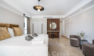 Elegante, Spaanse luxevilla te koop met privé tennisbaan in een afgesloten woonwijk in La Quinta, Benahavis - Marbella 50412 