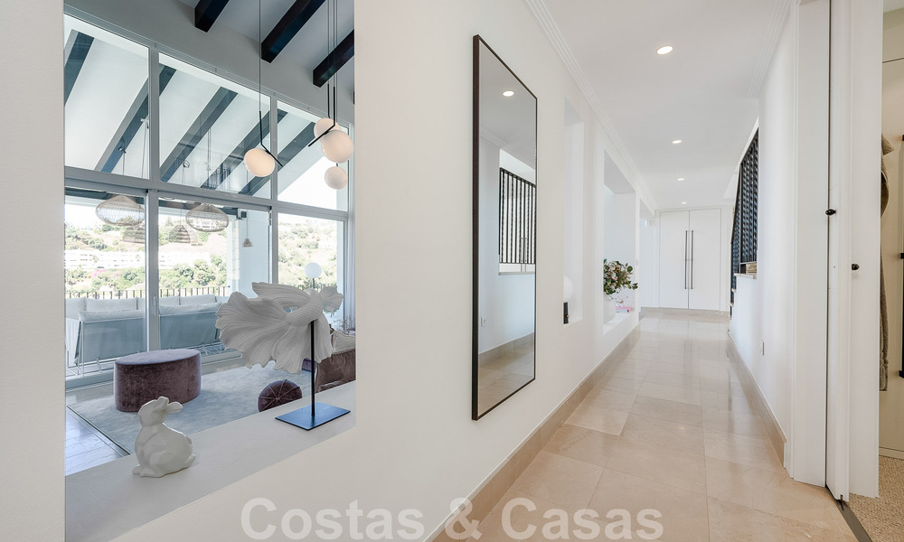 Elegante, Spaanse luxevilla te koop met privé tennisbaan in een afgesloten woonwijk in La Quinta, Benahavis - Marbella 50415