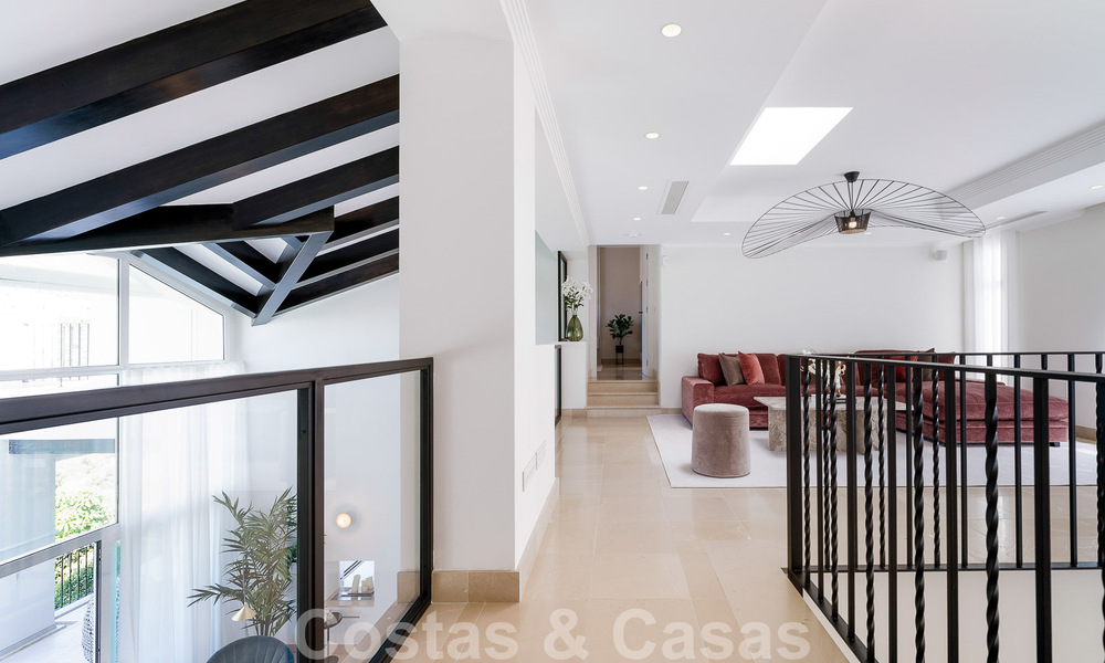 Elegante, Spaanse luxevilla te koop met privé tennisbaan in een afgesloten woonwijk in La Quinta, Benahavis - Marbella 50420