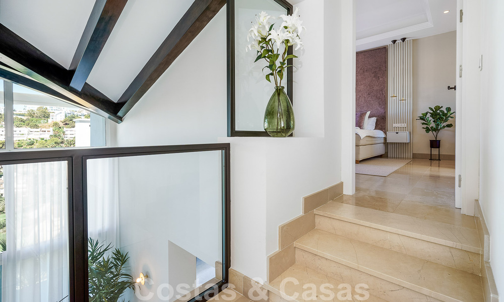 Elegante, Spaanse luxevilla te koop met privé tennisbaan in een afgesloten woonwijk in La Quinta, Benahavis - Marbella 50422