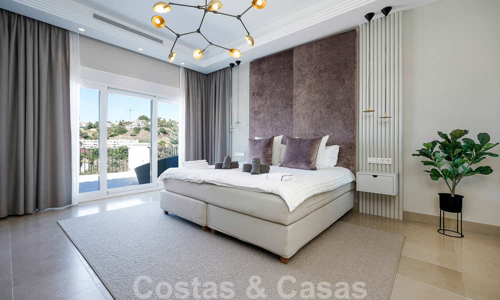 Elegante, Spaanse luxevilla te koop met privé tennisbaan in een afgesloten woonwijk in La Quinta, Benahavis - Marbella 50423
