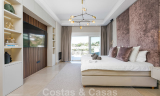 Elegante, Spaanse luxevilla te koop met privé tennisbaan in een afgesloten woonwijk in La Quinta, Benahavis - Marbella 50425 