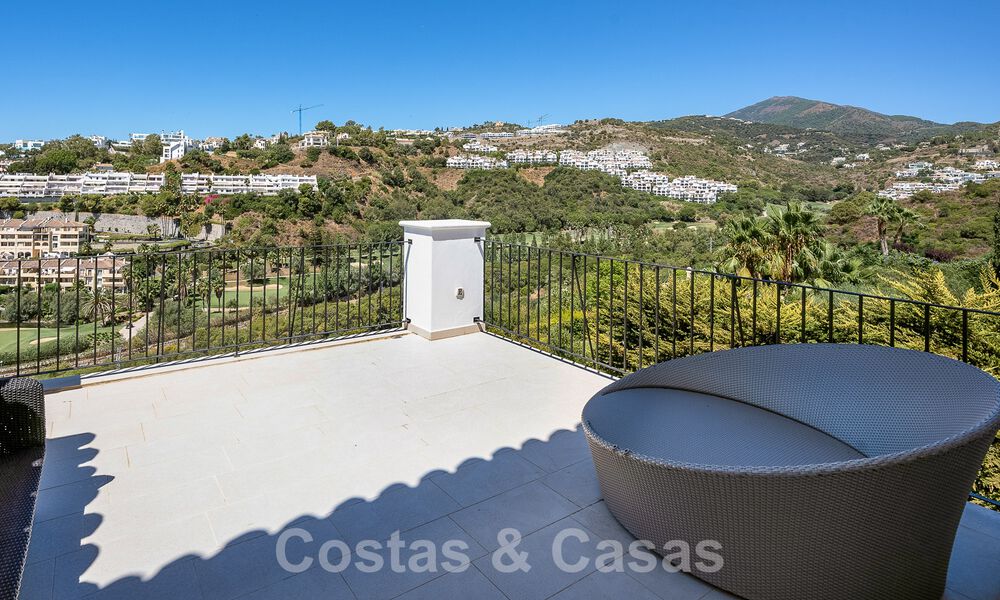 Elegante, Spaanse luxevilla te koop met privé tennisbaan in een afgesloten woonwijk in La Quinta, Benahavis - Marbella 50426
