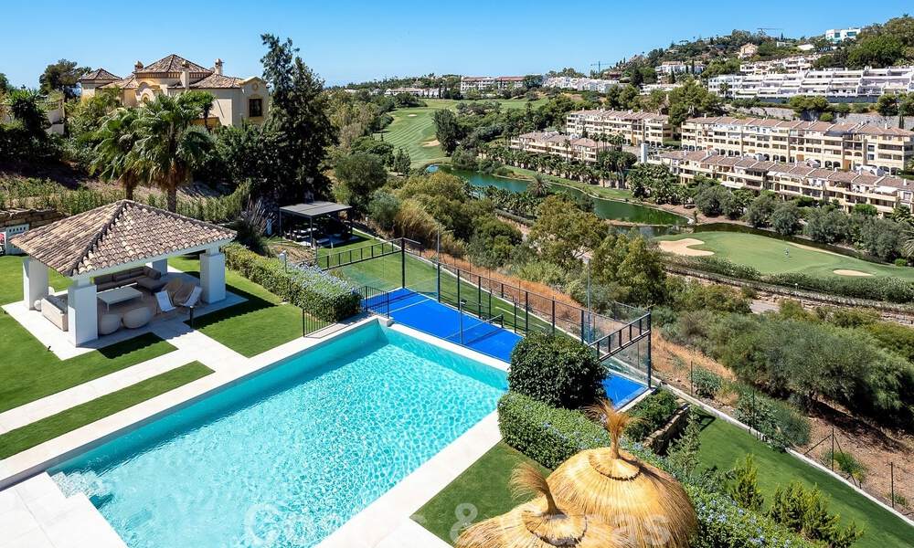 Elegante, Spaanse luxevilla te koop met privé tennisbaan in een afgesloten woonwijk in La Quinta, Benahavis - Marbella 50428