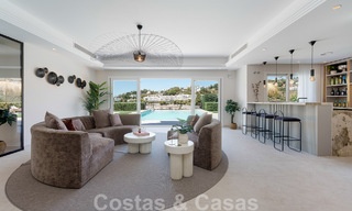 Elegante, Spaanse luxevilla te koop met privé tennisbaan in een afgesloten woonwijk in La Quinta, Benahavis - Marbella 50436 