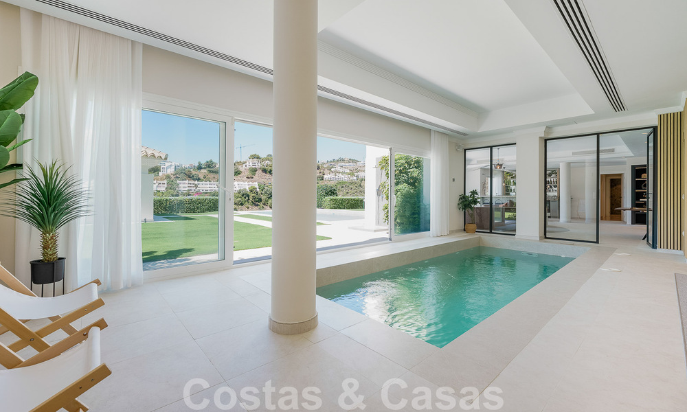 Elegante, Spaanse luxevilla te koop met privé tennisbaan in een afgesloten woonwijk in La Quinta, Benahavis - Marbella 50442