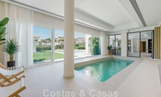 Elegante, Spaanse luxevilla te koop met privé tennisbaan in een afgesloten woonwijk in La Quinta, Benahavis - Marbella 50442 