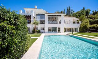 Elegante, Spaanse luxevilla te koop met privé tennisbaan in een afgesloten woonwijk in La Quinta, Benahavis - Marbella 50449 