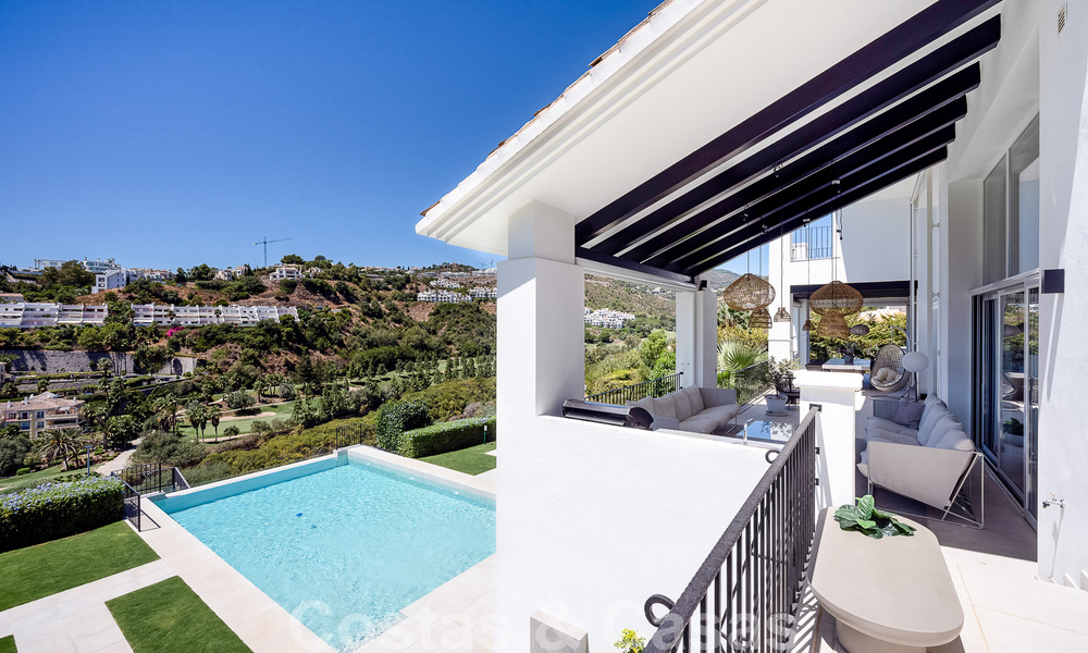 Elegante, Spaanse luxevilla te koop met privé tennisbaan in een afgesloten woonwijk in La Quinta, Benahavis - Marbella 50450