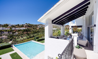 Elegante, Spaanse luxevilla te koop met privé tennisbaan in een afgesloten woonwijk in La Quinta, Benahavis - Marbella 50450 