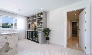 Elegante, Spaanse luxevilla te koop met privé tennisbaan in een afgesloten woonwijk in La Quinta, Benahavis - Marbella 50451 
