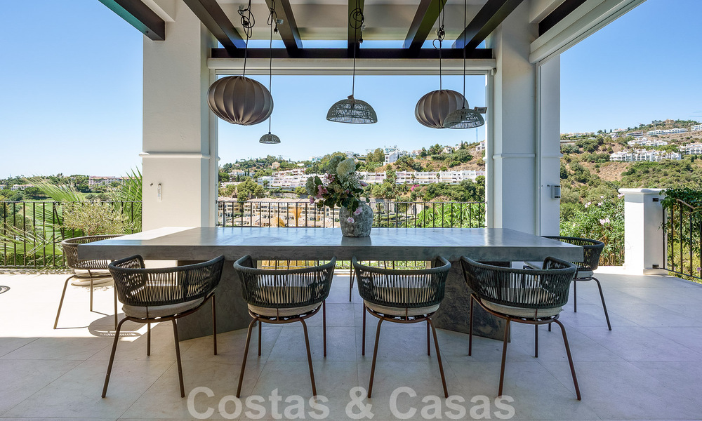 Elegante, Spaanse luxevilla te koop met privé tennisbaan in een afgesloten woonwijk in La Quinta, Benahavis - Marbella 50454