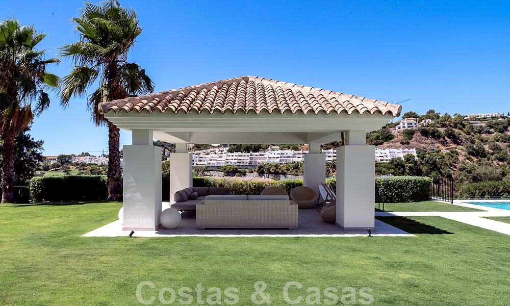 Elegante, Spaanse luxevilla te koop met privé tennisbaan in een afgesloten woonwijk in La Quinta, Benahavis - Marbella 50457