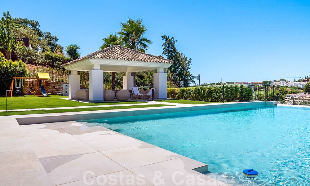 Elegante, Spaanse luxevilla te koop met privé tennisbaan in een afgesloten woonwijk in La Quinta, Benahavis - Marbella 50458