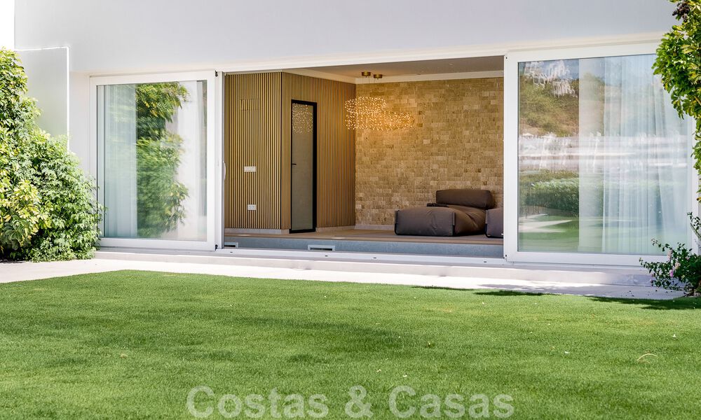 Elegante, Spaanse luxevilla te koop met privé tennisbaan in een afgesloten woonwijk in La Quinta, Benahavis - Marbella 50460