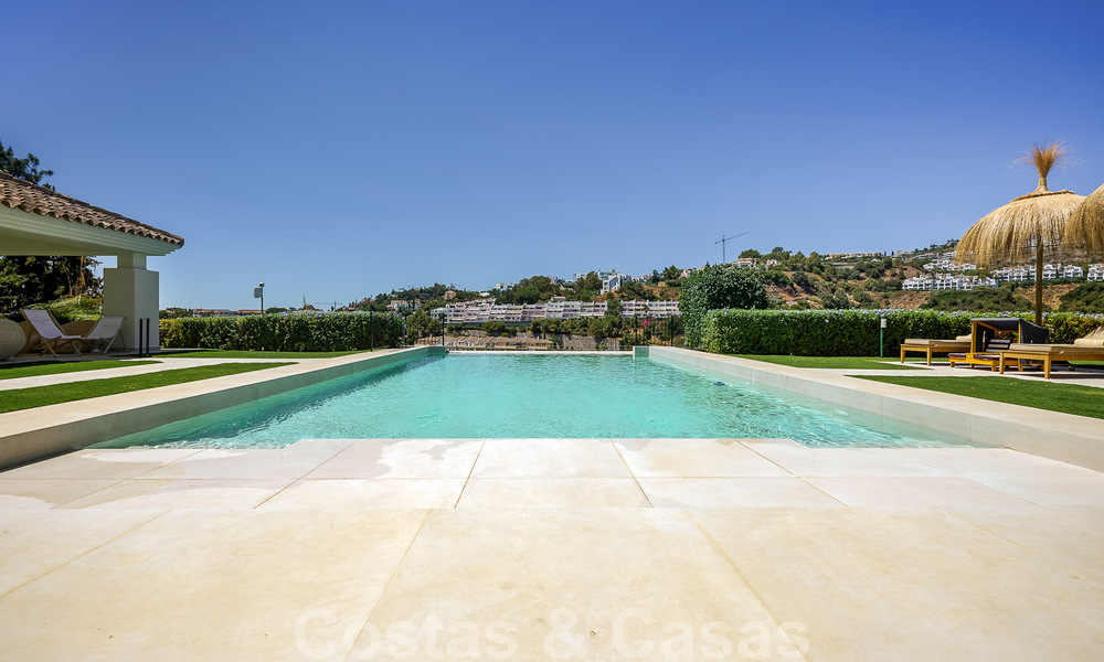 Elegante, Spaanse luxevilla te koop met privé tennisbaan in een afgesloten woonwijk in La Quinta, Benahavis - Marbella 50461