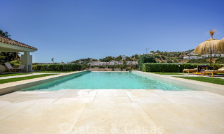 Elegante, Spaanse luxevilla te koop met privé tennisbaan in een afgesloten woonwijk in La Quinta, Benahavis - Marbella 50461 