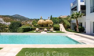 Elegante, Spaanse luxevilla te koop met privé tennisbaan in een afgesloten woonwijk in La Quinta, Benahavis - Marbella 50462 