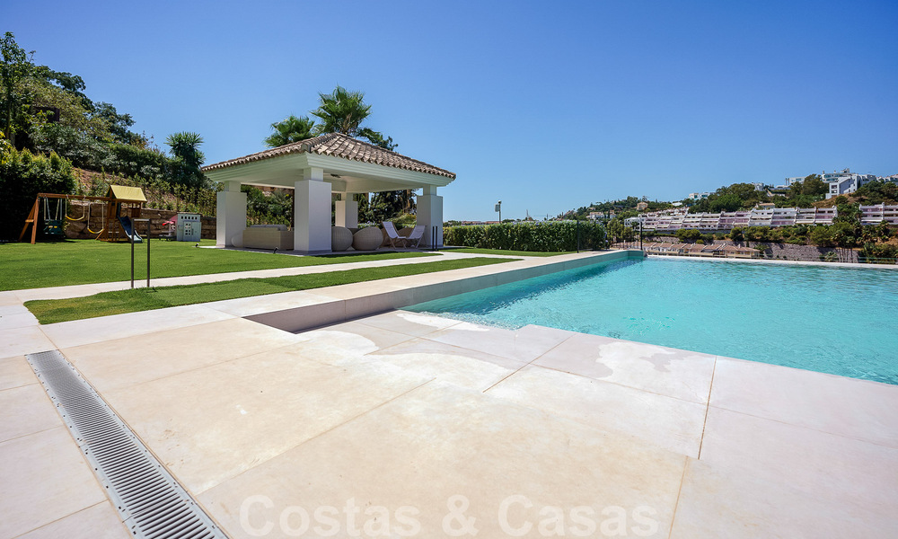 Elegante, Spaanse luxevilla te koop met privé tennisbaan in een afgesloten woonwijk in La Quinta, Benahavis - Marbella 50463