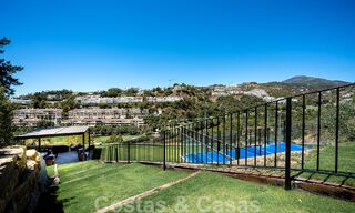 Elegante, Spaanse luxevilla te koop met privé tennisbaan in een afgesloten woonwijk in La Quinta, Benahavis - Marbella 50466 