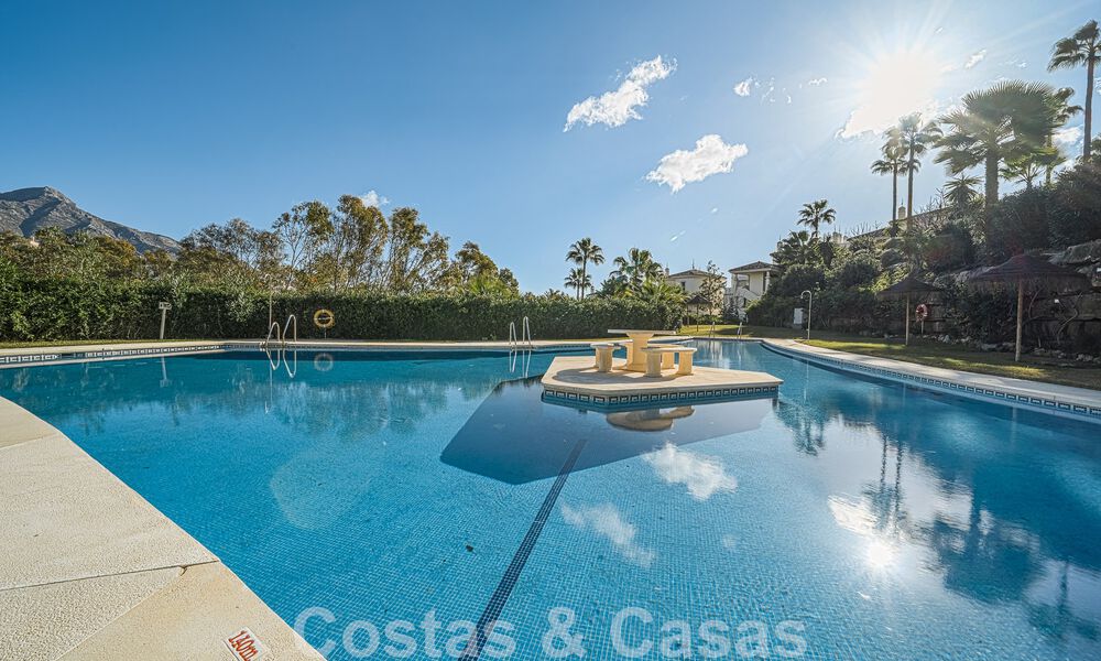 2 exclusieve appartementen te koop met een ruim terras, privézwembad en uitzicht op de La concha berg te Nueva Andalucia, Marbella 50112