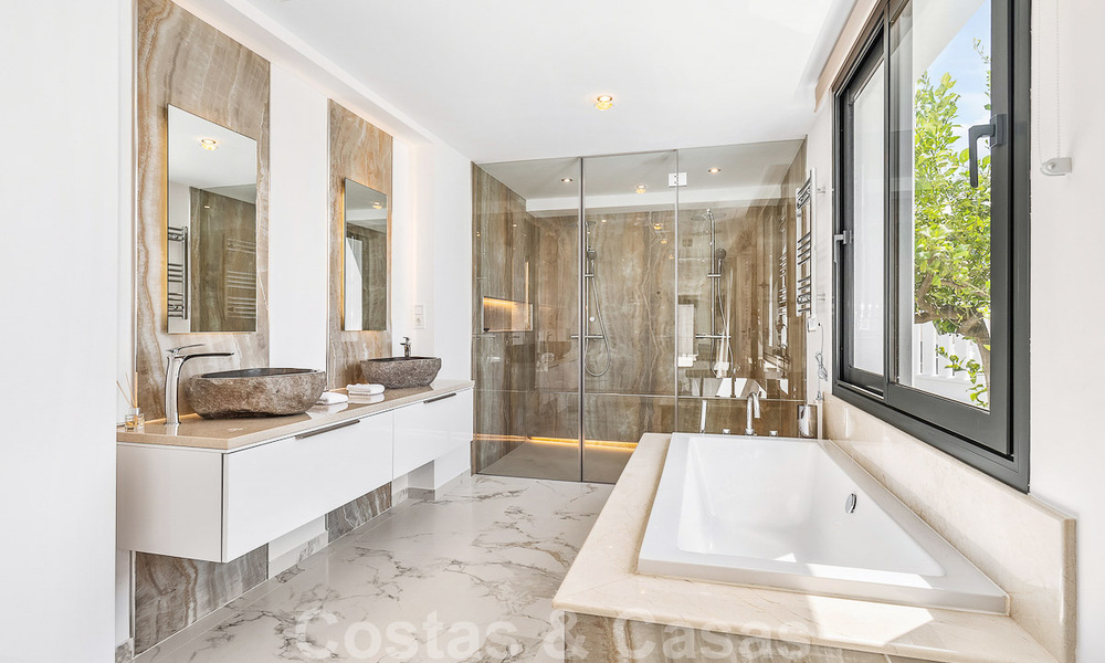 Instapklaar! Eén niveau villa te koop met 4 slaapkamers, op 400m van het strand op de New Golden Mile, Marbella - Estepona 50005