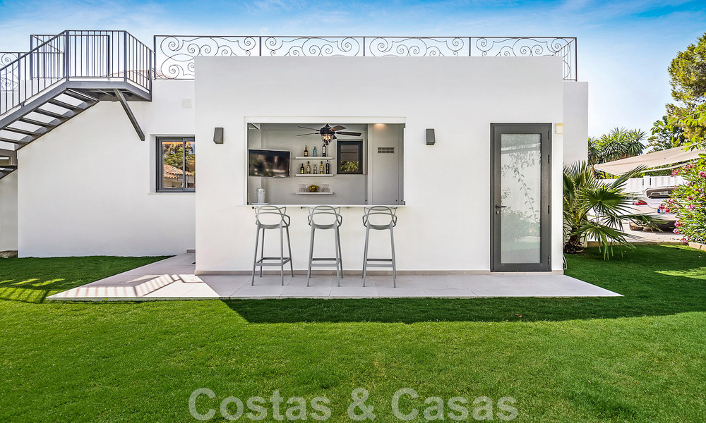 Instapklaar! Eén niveau villa te koop met 4 slaapkamers, op 400m van het strand op de New Golden Mile, Marbella - Estepona 50017