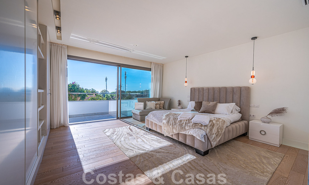 Sfeervolle luxevilla in contemporaine bouwstijl te koop met zeezicht, gelegen in een begeerde residentiële woonwijk op Marbella’s Golden Mile 50167