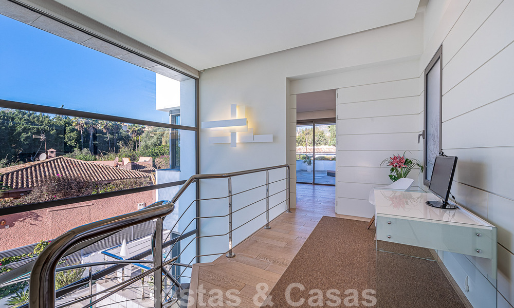 Sfeervolle luxevilla in contemporaine bouwstijl te koop met zeezicht, gelegen in een begeerde residentiële woonwijk op Marbella’s Golden Mile 50170
