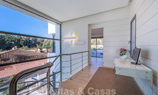Sfeervolle luxevilla in contemporaine bouwstijl te koop met zeezicht, gelegen in een begeerde residentiële woonwijk op Marbella’s Golden Mile 50170 