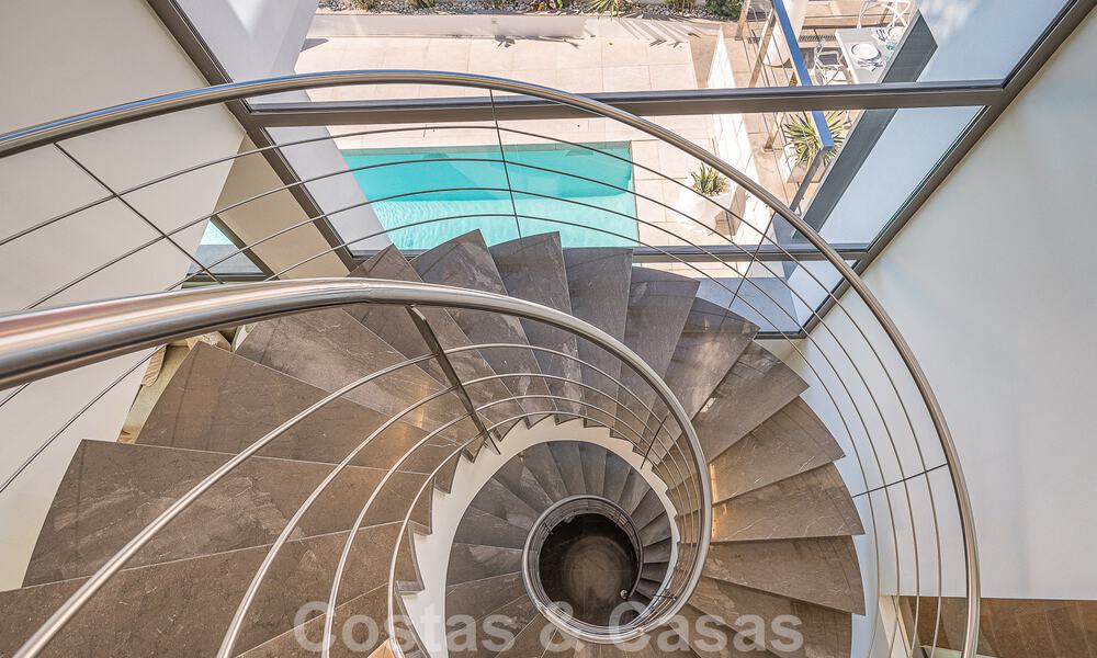 Sfeervolle luxevilla in contemporaine bouwstijl te koop met zeezicht, gelegen in een begeerde residentiële woonwijk op Marbella’s Golden Mile 50171
