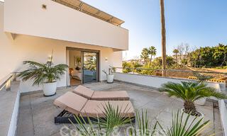Sfeervolle luxevilla in contemporaine bouwstijl te koop met zeezicht, gelegen in een begeerde residentiële woonwijk op Marbella’s Golden Mile 50174 