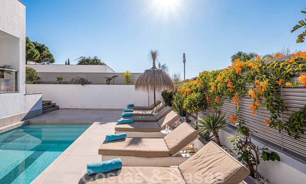 Sfeervolle luxevilla in contemporaine bouwstijl te koop met zeezicht, gelegen in een begeerde residentiële woonwijk op Marbella’s Golden Mile 50177