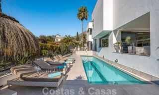 Sfeervolle luxevilla in contemporaine bouwstijl te koop met zeezicht, gelegen in een begeerde residentiële woonwijk op Marbella’s Golden Mile 50178 