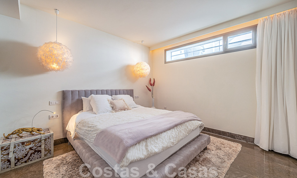 Sfeervolle luxevilla in contemporaine bouwstijl te koop met zeezicht, gelegen in een begeerde residentiële woonwijk op Marbella’s Golden Mile 50181