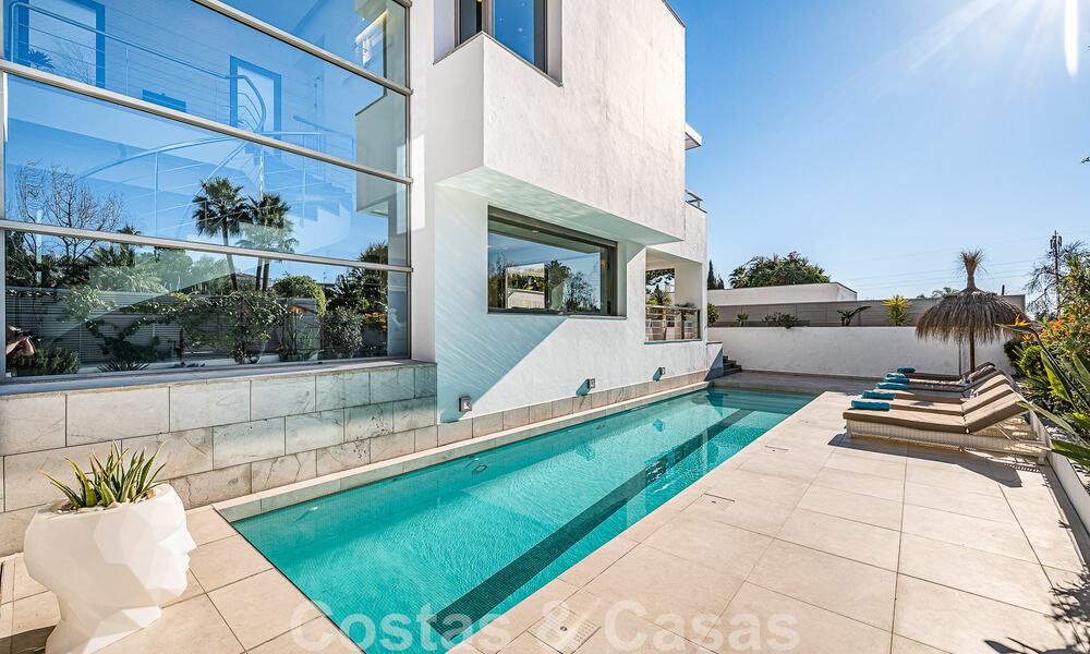 Sfeervolle luxevilla in contemporaine bouwstijl te koop met zeezicht, gelegen in een begeerde residentiële woonwijk op Marbella’s Golden Mile 50184