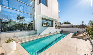 Sfeervolle luxevilla in contemporaine bouwstijl te koop met zeezicht, gelegen in een begeerde residentiële woonwijk op Marbella’s Golden Mile 50184 