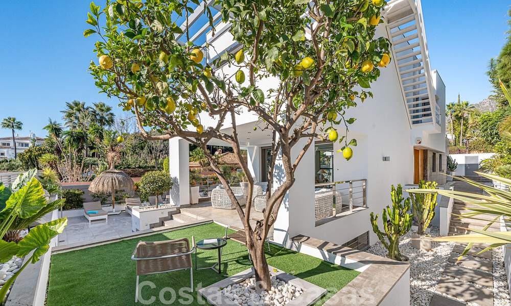 Sfeervolle luxevilla in contemporaine bouwstijl te koop met zeezicht, gelegen in een begeerde residentiële woonwijk op Marbella’s Golden Mile 50185