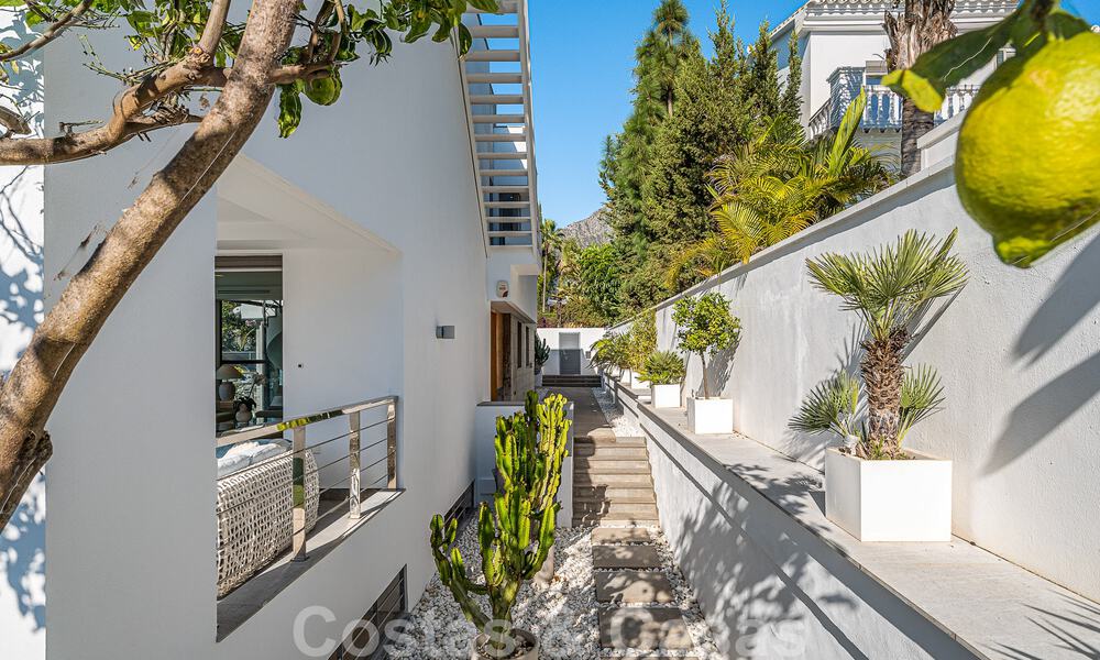 Sfeervolle luxevilla in contemporaine bouwstijl te koop met zeezicht, gelegen in een begeerde residentiële woonwijk op Marbella’s Golden Mile 50186