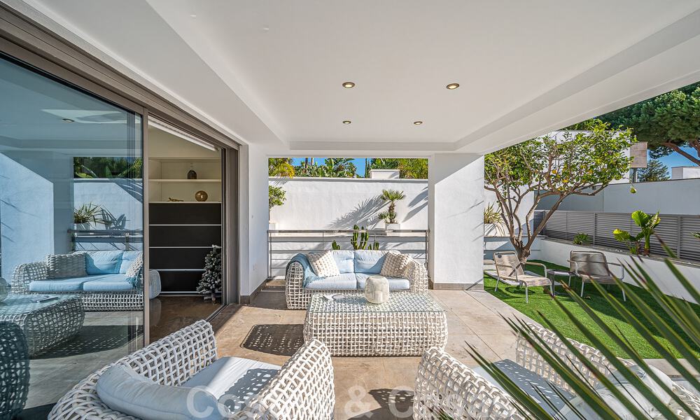 Sfeervolle luxevilla in contemporaine bouwstijl te koop met zeezicht, gelegen in een begeerde residentiële woonwijk op Marbella’s Golden Mile 50187