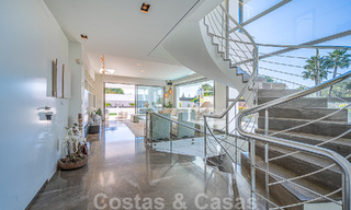 Sfeervolle luxevilla in contemporaine bouwstijl te koop met zeezicht, gelegen in een begeerde residentiële woonwijk op Marbella’s Golden Mile 50193 