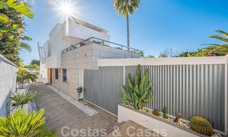 Sfeervolle luxevilla in contemporaine bouwstijl te koop met zeezicht, gelegen in een begeerde residentiële woonwijk op Marbella’s Golden Mile 50194 