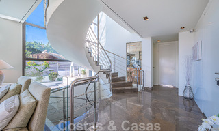 Sfeervolle luxevilla in contemporaine bouwstijl te koop met zeezicht, gelegen in een begeerde residentiële woonwijk op Marbella’s Golden Mile 50195 