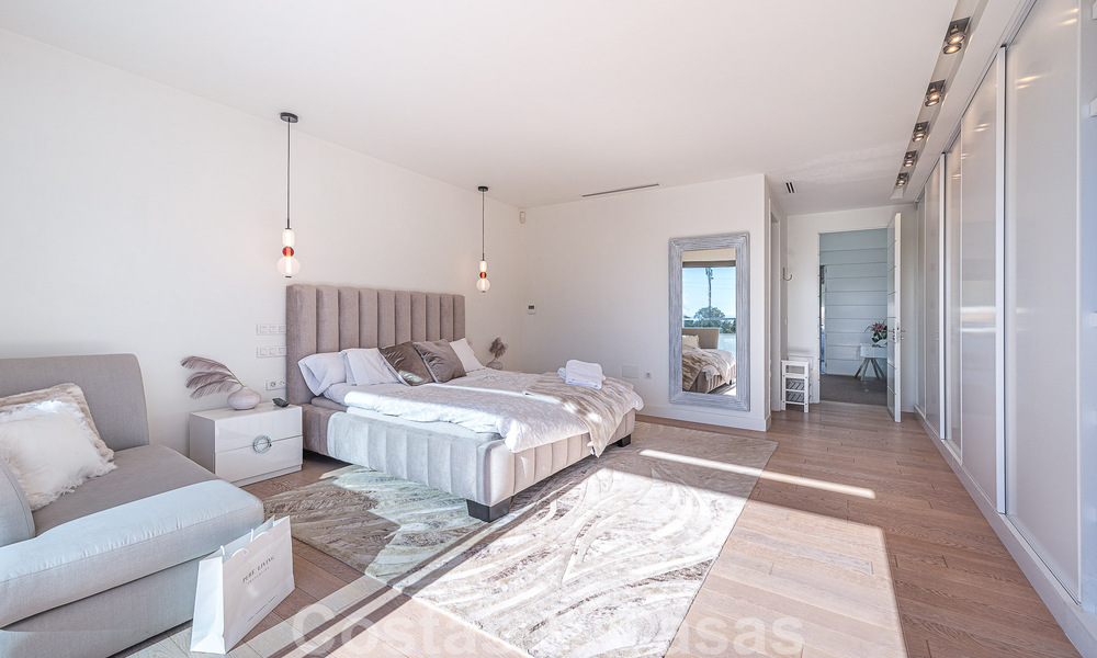 Sfeervolle luxevilla in contemporaine bouwstijl te koop met zeezicht, gelegen in een begeerde residentiële woonwijk op Marbella’s Golden Mile 50197