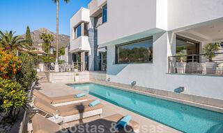 Sfeervolle luxevilla in contemporaine bouwstijl te koop met zeezicht, gelegen in een begeerde residentiële woonwijk op Marbella’s Golden Mile 50199 