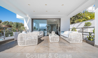 Sfeervolle luxevilla in contemporaine bouwstijl te koop met zeezicht, gelegen in een begeerde residentiële woonwijk op Marbella’s Golden Mile 50201 