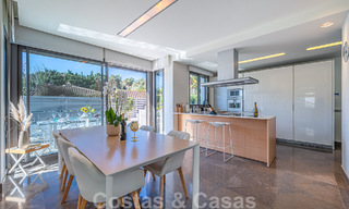 Sfeervolle luxevilla in contemporaine bouwstijl te koop met zeezicht, gelegen in een begeerde residentiële woonwijk op Marbella’s Golden Mile 50203 