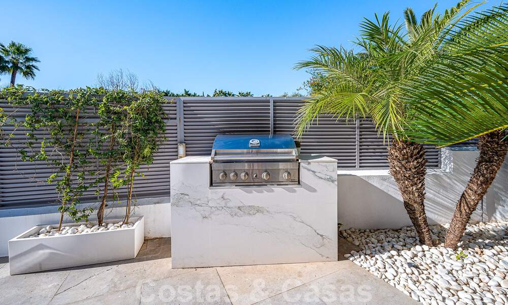 Sfeervolle luxevilla in contemporaine bouwstijl te koop met zeezicht, gelegen in een begeerde residentiële woonwijk op Marbella’s Golden Mile 50204