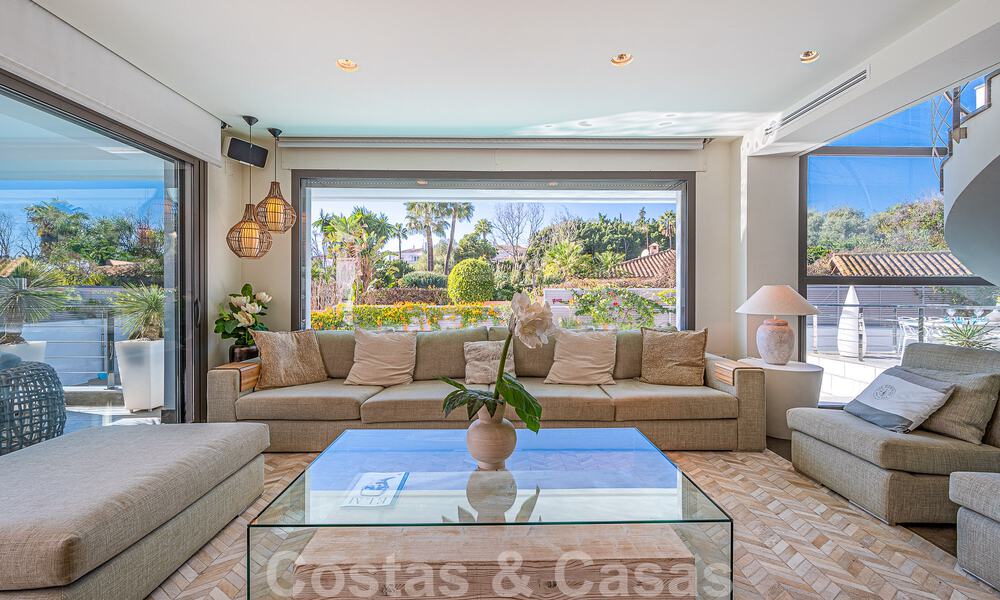 Sfeervolle luxevilla in contemporaine bouwstijl te koop met zeezicht, gelegen in een begeerde residentiële woonwijk op Marbella’s Golden Mile 50205